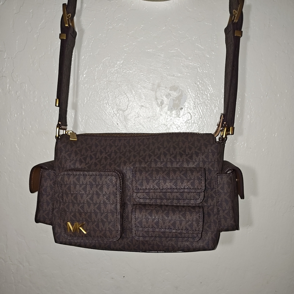 Michael Kors Dakota Medium Pocket Shoulder Bag